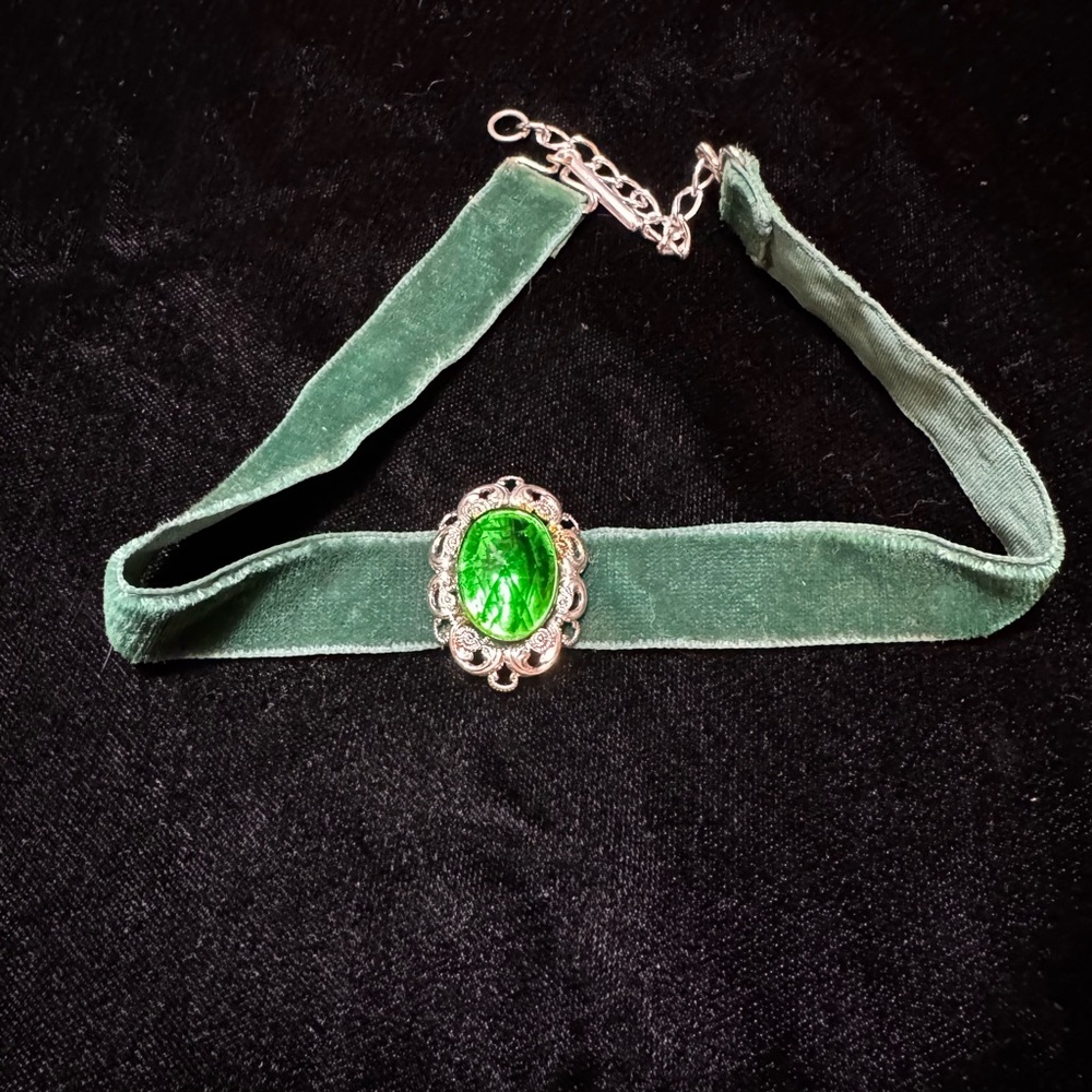 Girls Green Velvet Choker